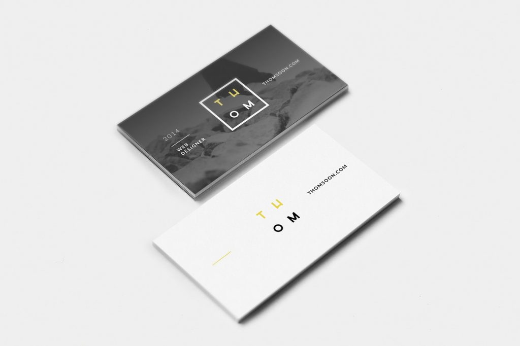 Cartes de visite sur une surface de couleur unie
