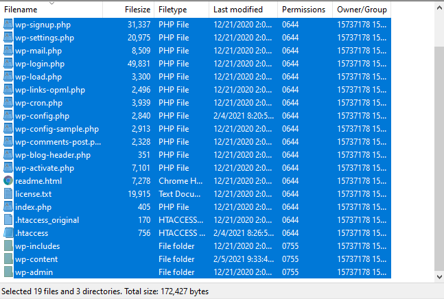 Selezione di tutti i file e le cartelle di WordPress in FileZilla.