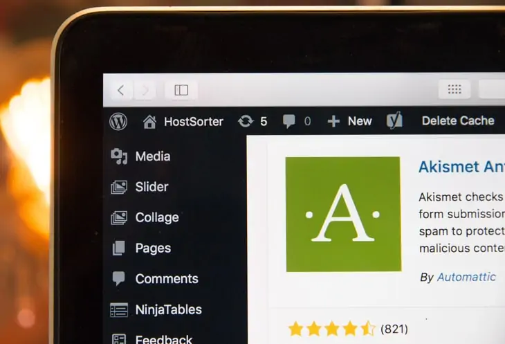 WordPress管理ダッシュボードのプラグインページを表示するラップトップ