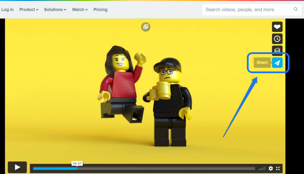 Apontando para o ícone Compartilhar de um vídeo Lego no Vimeo