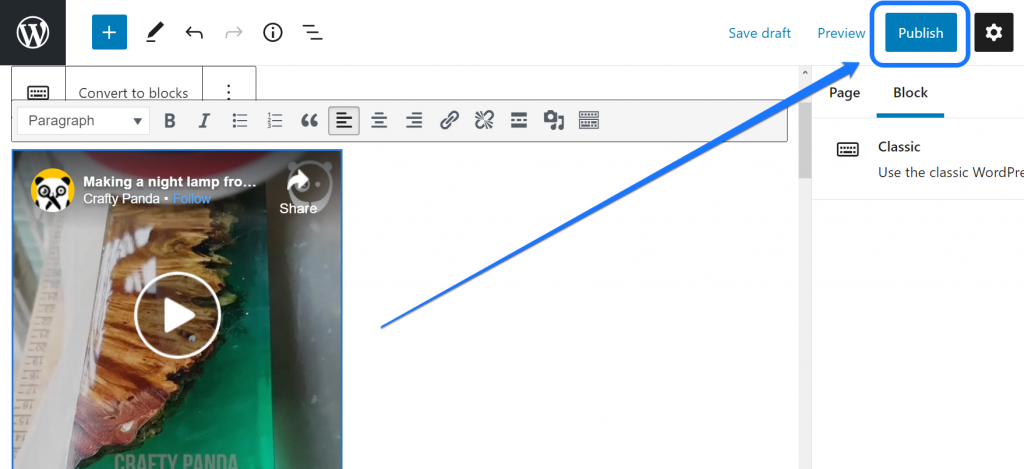 Apontando para o botão Publicar depois de integrar um vídeo do Facebook no WordPress