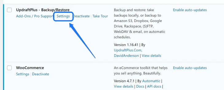 Apontando para o botão Configuração abaixo do título do plugin UpdraftPlus no WordPress