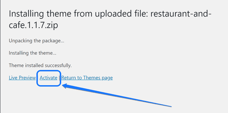 Apontando para o botão Ativar após o tema ser instalado com sucesso no WordPress