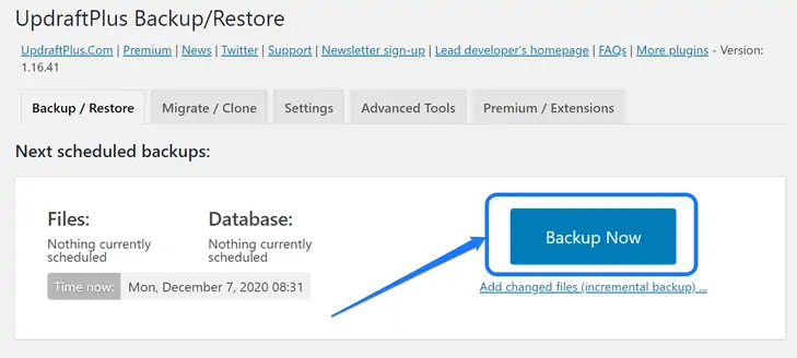 Apontando para o botão Backup Now dentro do painel do plugin UpdraftPlus
