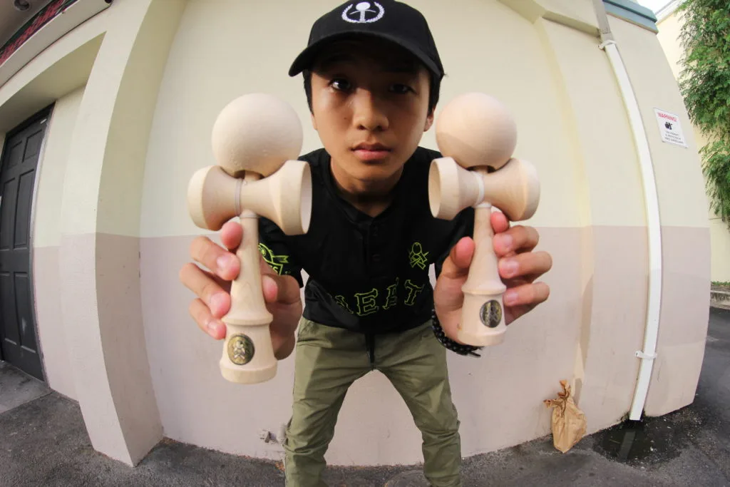 Stai pensando di provare un kendama? Sweets Kendamas ha una vasta selezione tra cui scegliere.