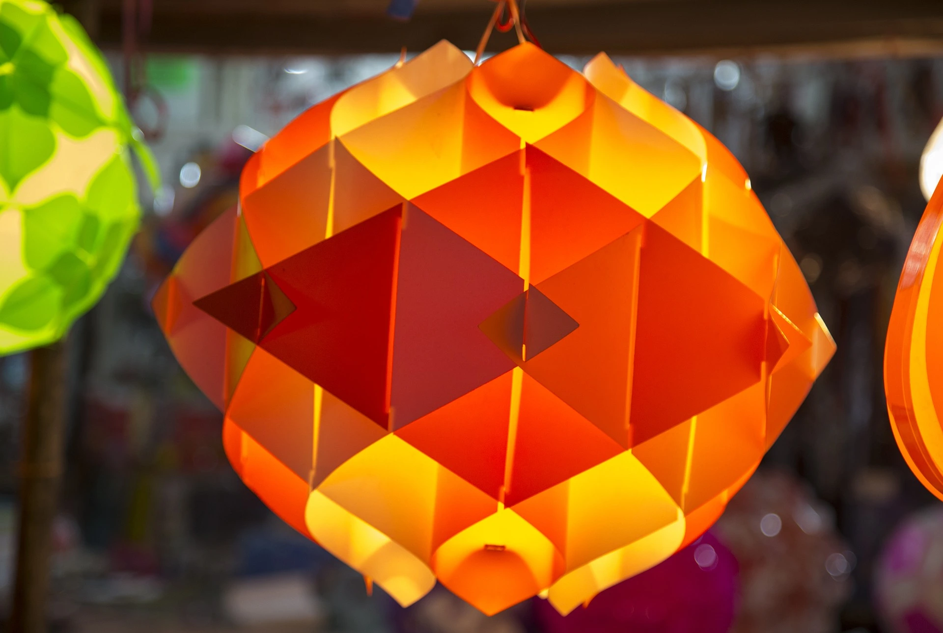 Produk yang bekerja dengan baik untuk beberapa hari libur tidak akan cocok sama sekali untuk yang lain. Ambil contoh Diwali ("festival cahaya") -- orang tua akan berbelanja hadiah kecil seperti cokelat, bukan mainan besar dan pernak-pernik.