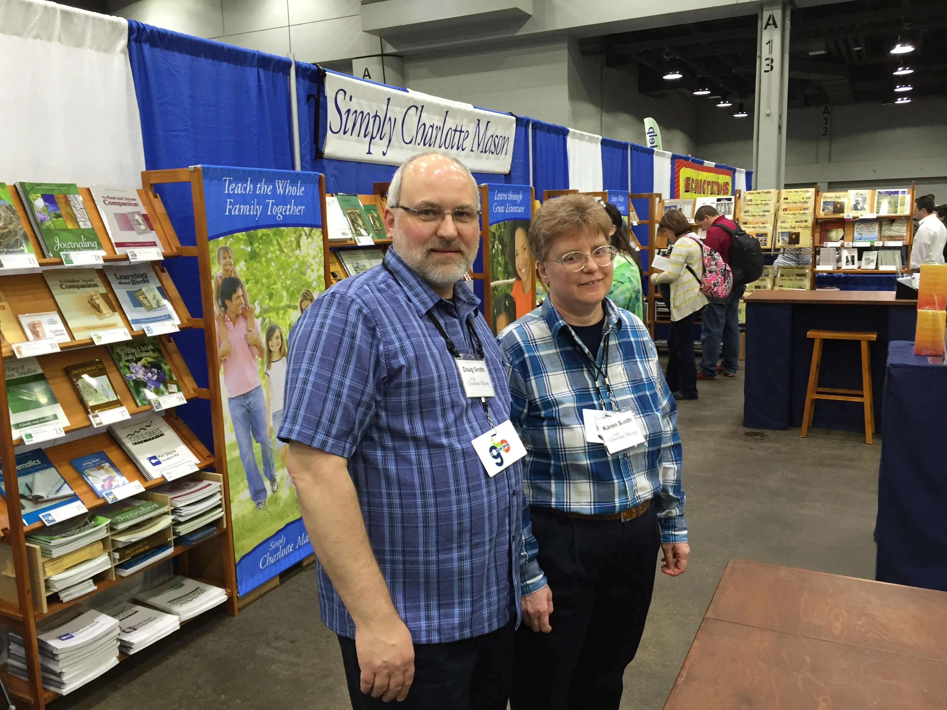 Ein Foto von Doug und seiner Frau Karen in ihrem Stand auf einer Homeschool-Convention.