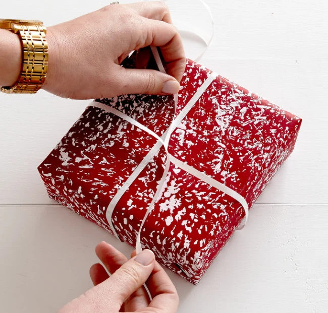 Offrire confezioni regalo è un modo semplice per personalizzare l'esperienza che il tuo negozio offre a un cliente. Credito immagine: ProFlowers.com