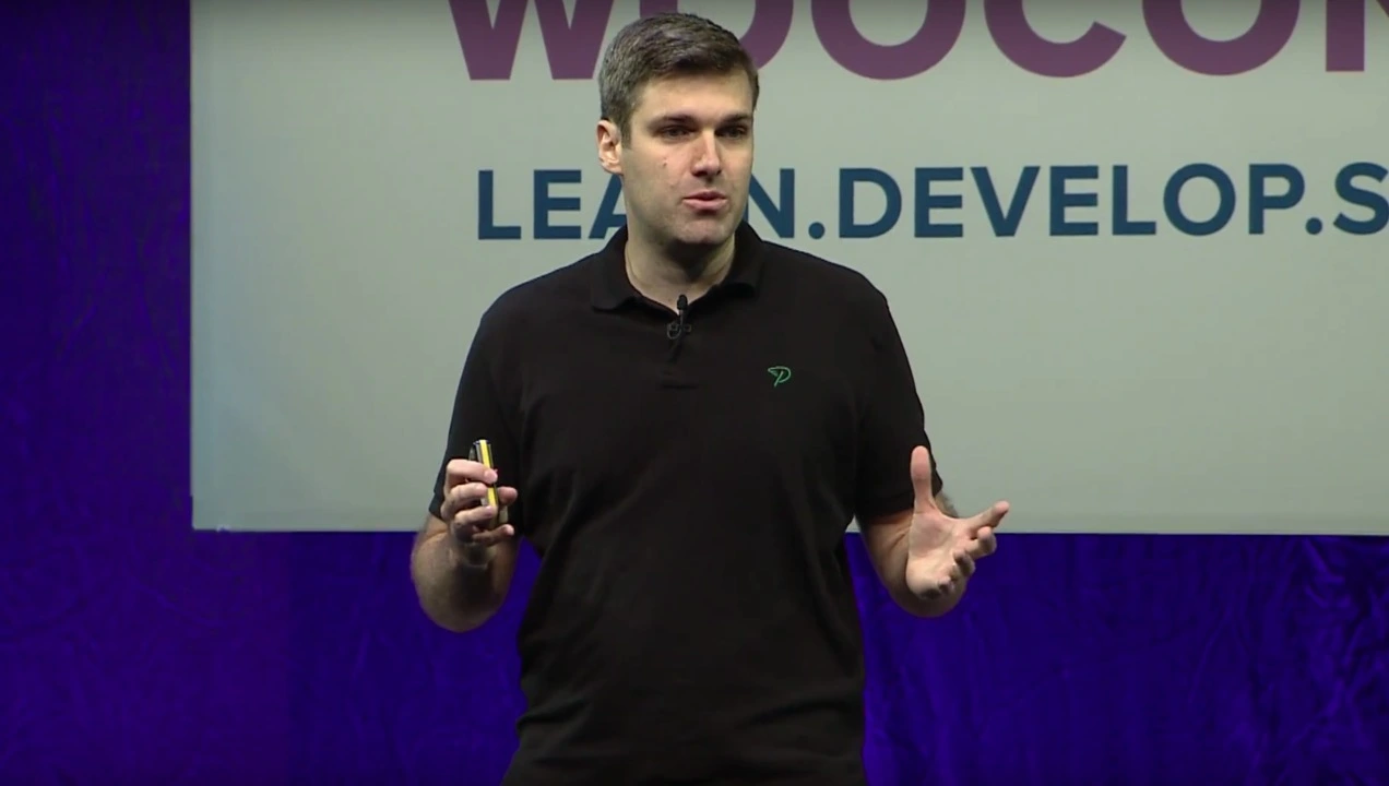 Brent Shepherd sul palco della WooConf 2016.