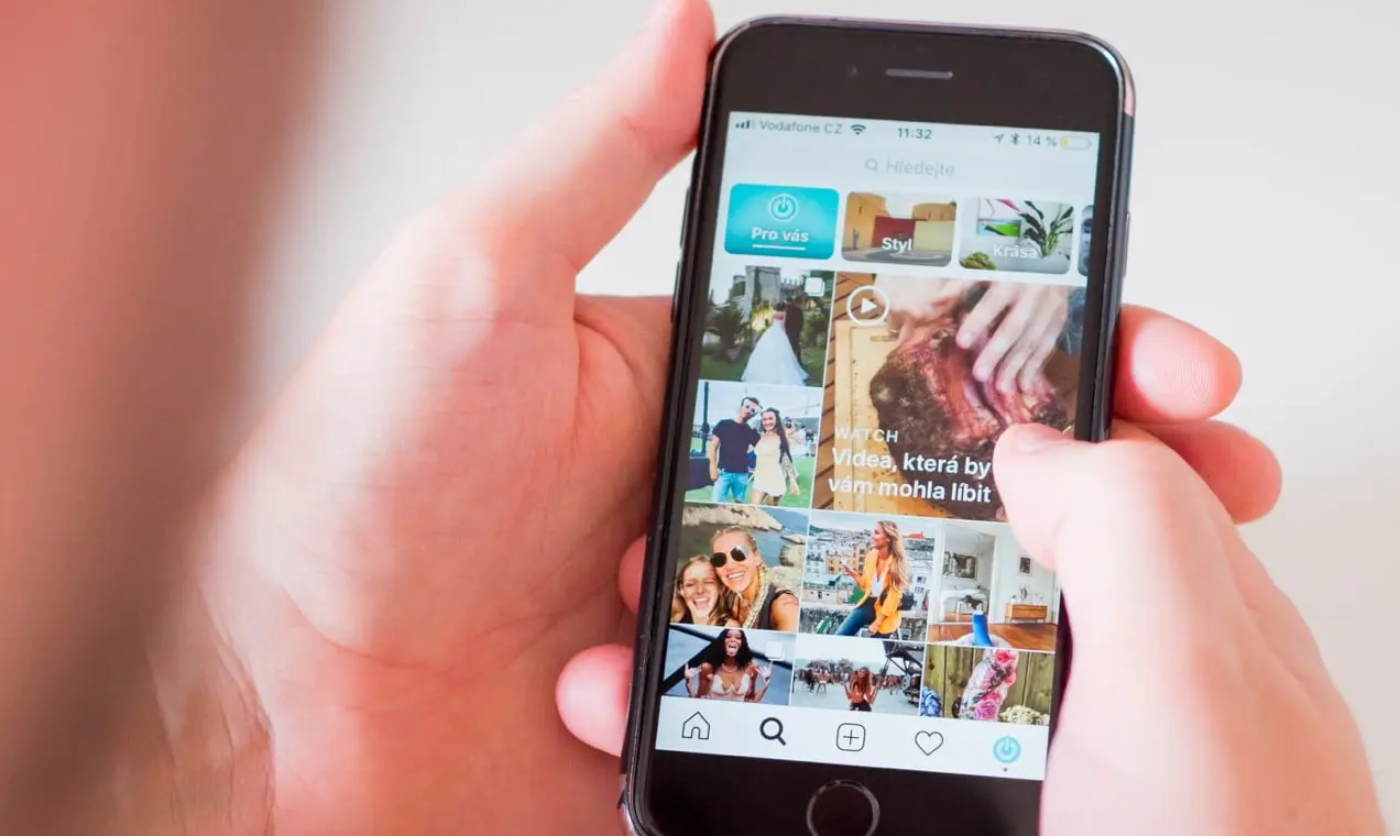 写真グリッドを表示するInstagram検索フィード。