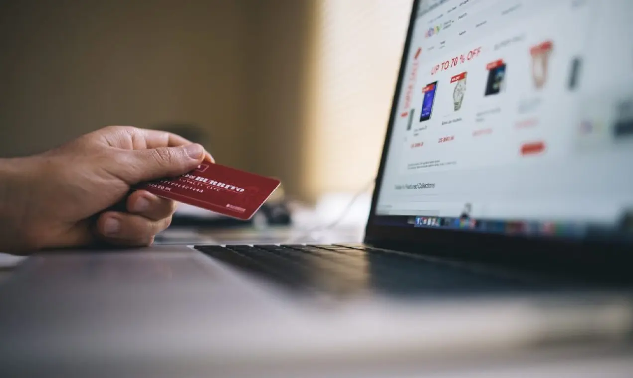osoba używająca karty kredytowej do realizacji transakcji w serwisie eBay