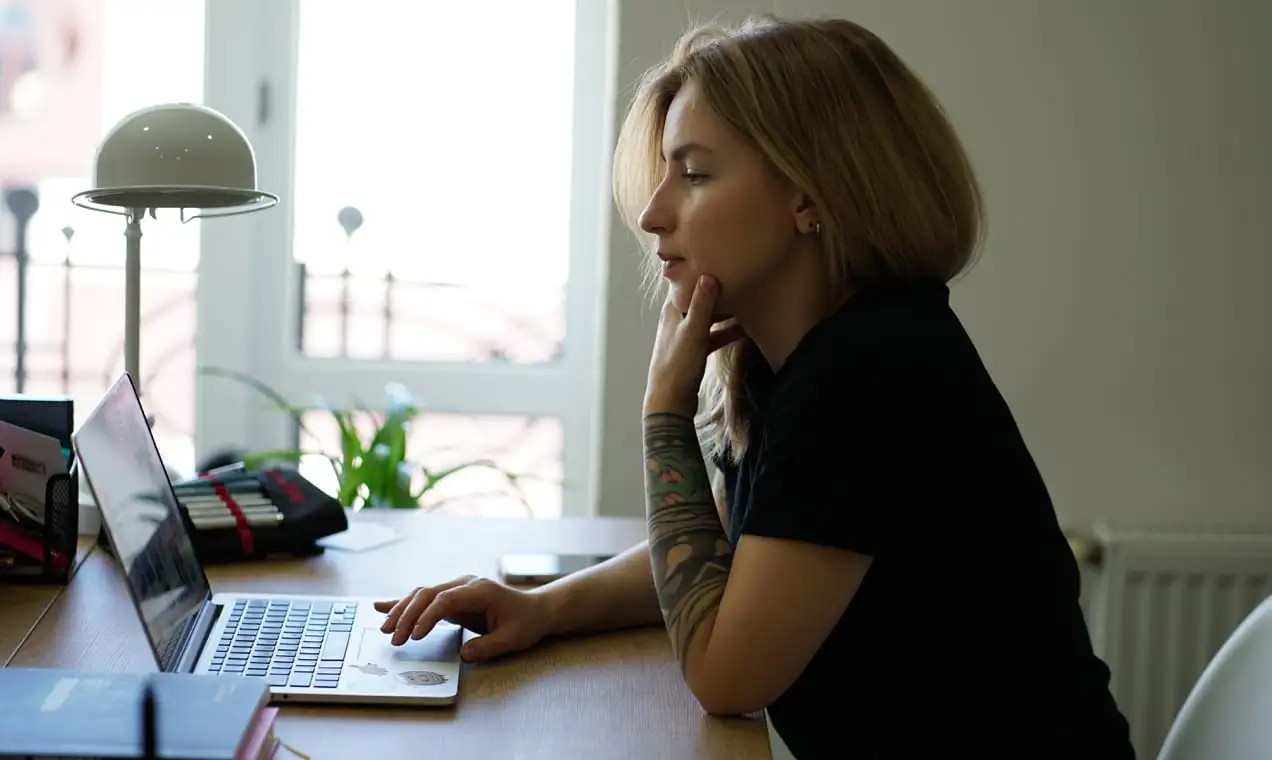 Utilisateur de WordPress devant un ordinateur