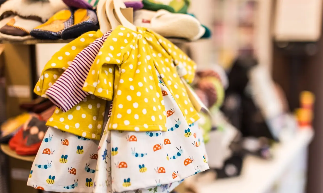 vestiti per bambini appesi su un rack