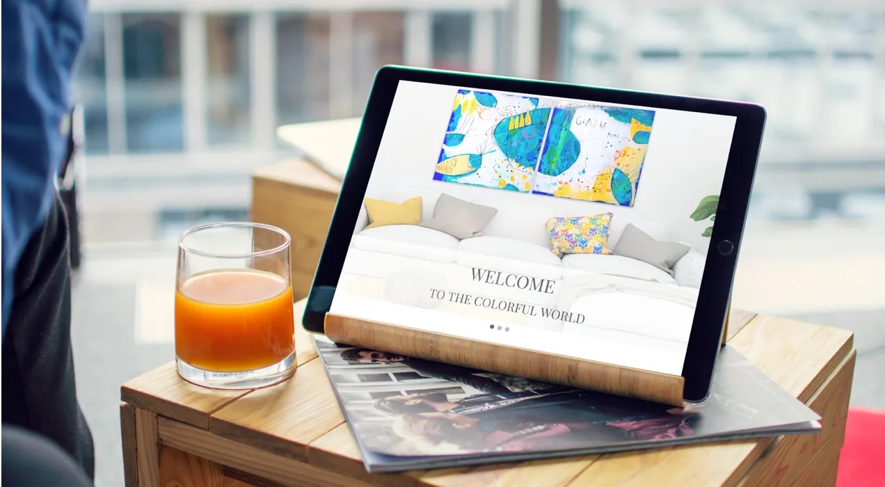جهاز لوحي مع موقع ويب خاص بفنان يستخدم WooCommerce كبديل لـ Patreon