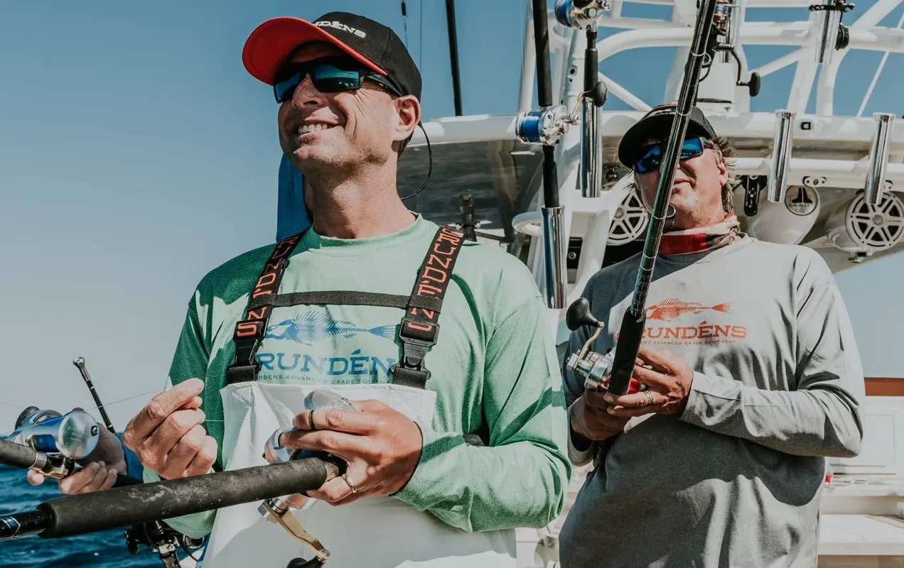 dos pescadores vistiendo ropa Grundens