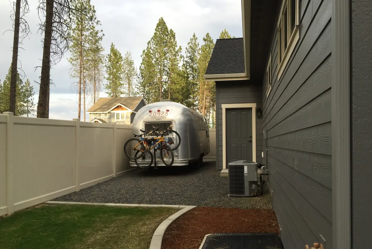 Remolque Airstream estacionado junto a la casa de un amigo