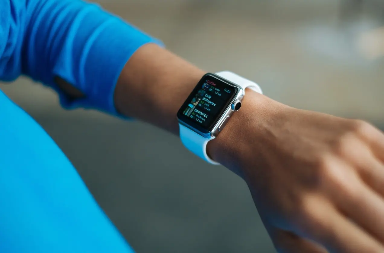 montre intelligente au poignet de quelqu'un