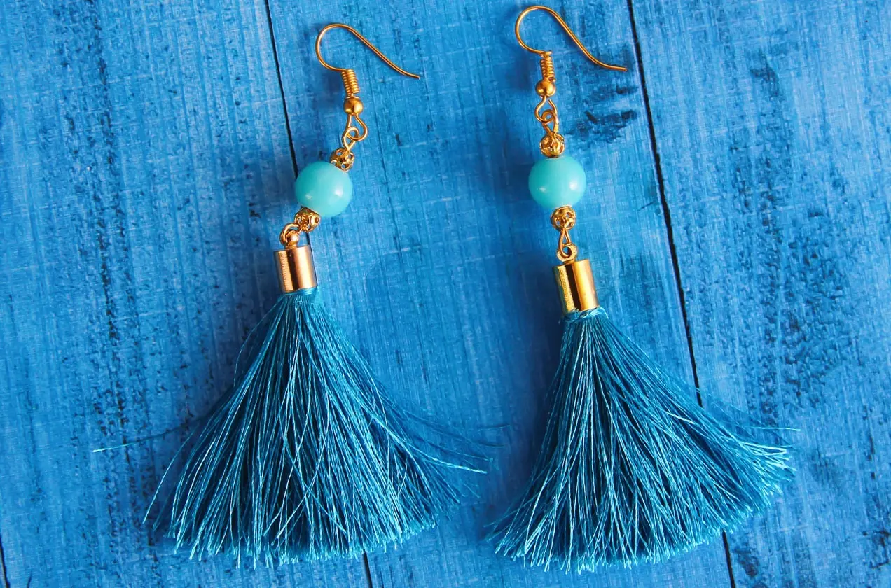 boucles d'oreilles bleues sur une table