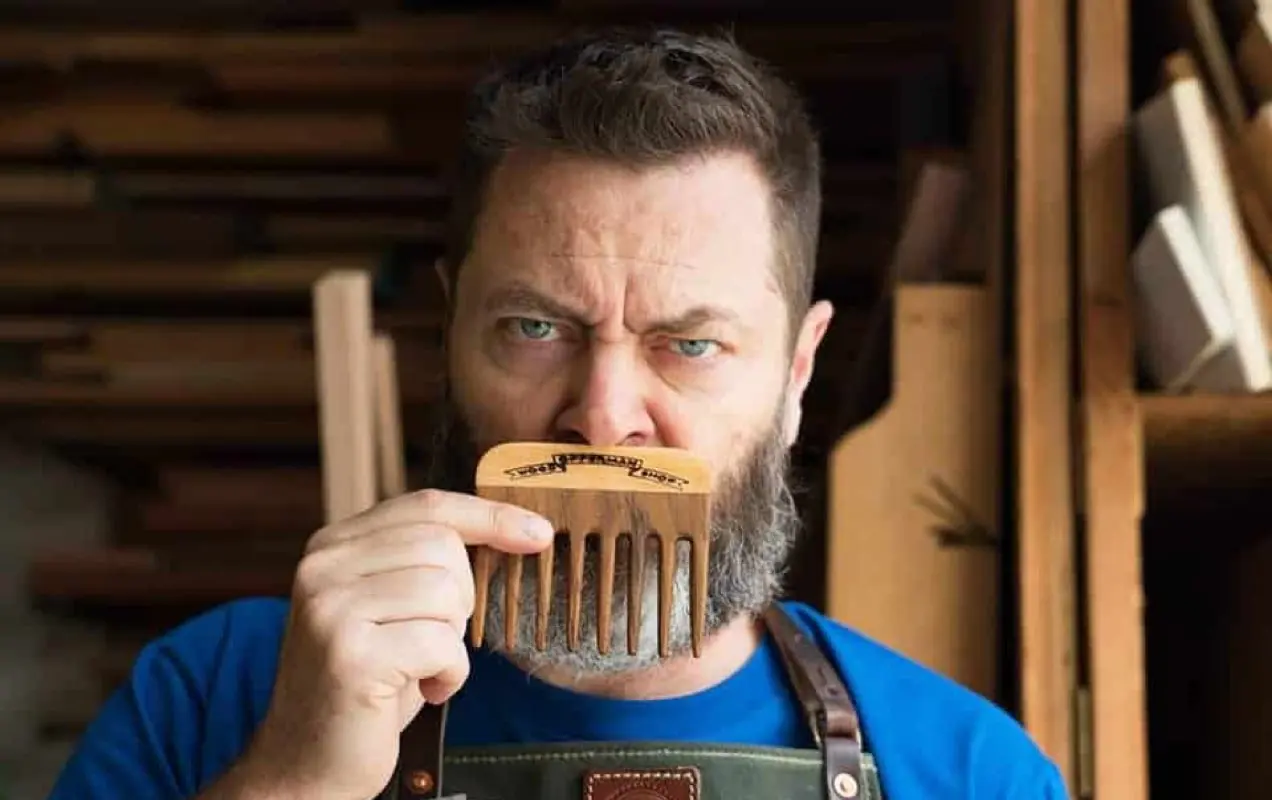 Nick Offerman con pettine per baffi