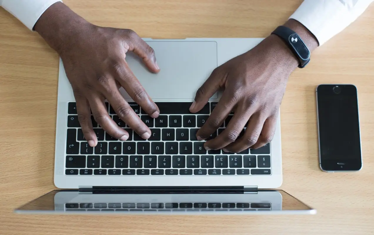 empresário digitando e criando conteúdo em um computador