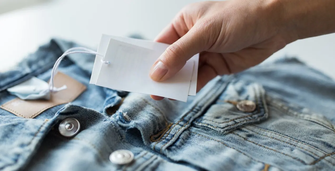 eticheta de preț pe o cămașă din denim