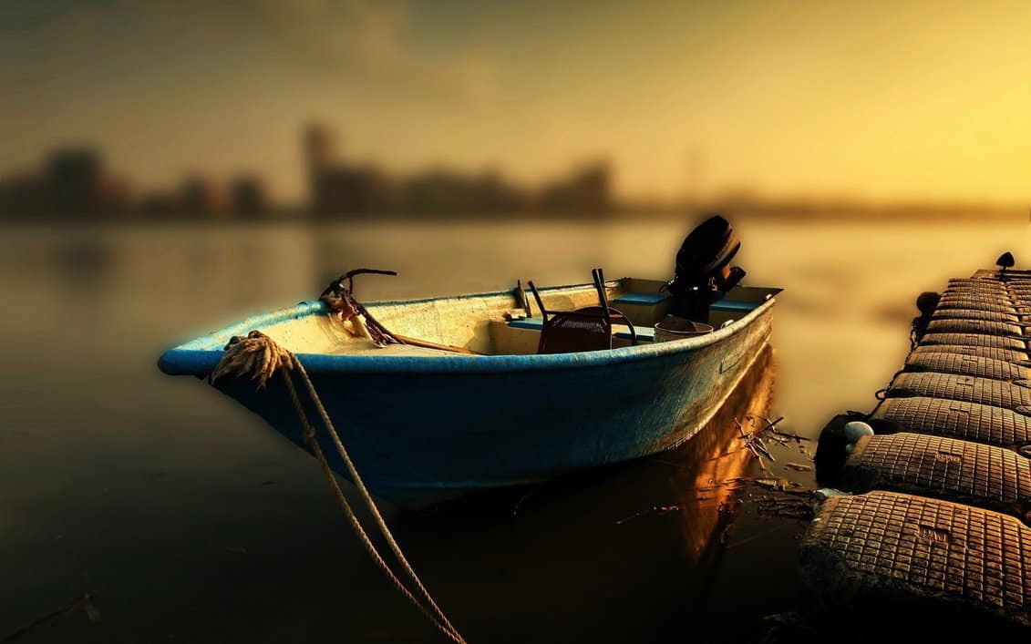 fondo de pantalla de barco tranquilo