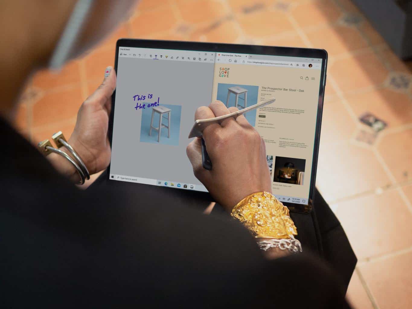 Frau, die auf Tablette scrollt