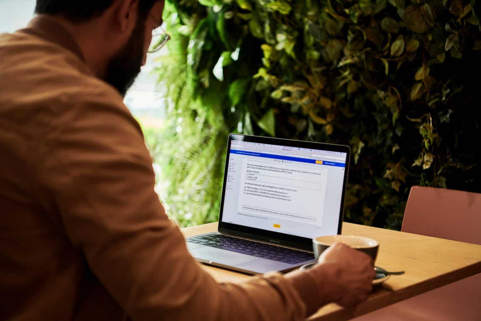 Homme regardant un document en ligne