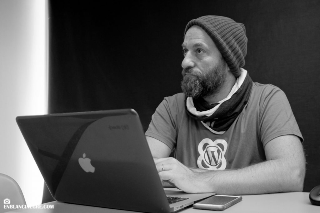 Moncho 在他的筆記本電腦上工作的肖像