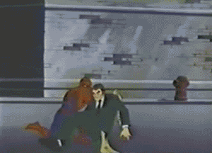 Bir adamı güvenlikten ateşe taşıyan örümcek adam (yani yanlış yapıyor)