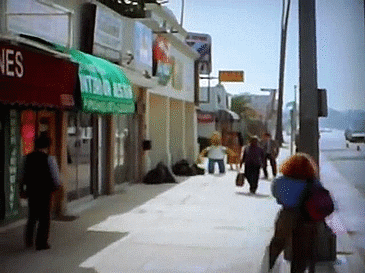 Homer Simpson sokakta yürürken