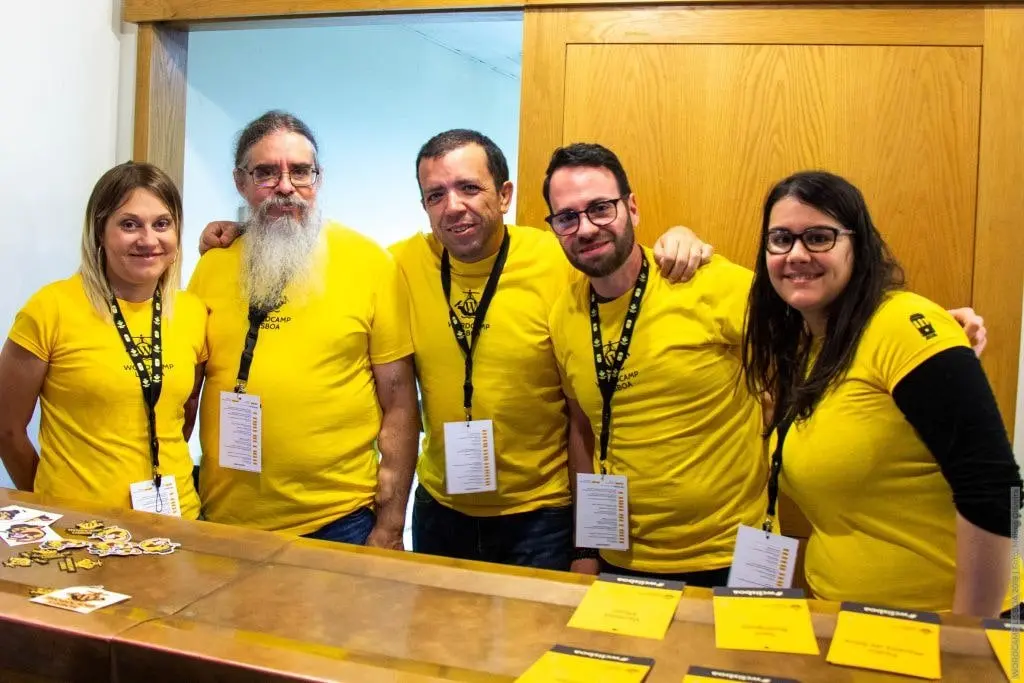 Pedro y algunos voluntarios en WordCamp Lisboa 2019