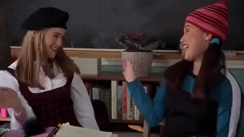 Gif de dos chicas chocando los cinco