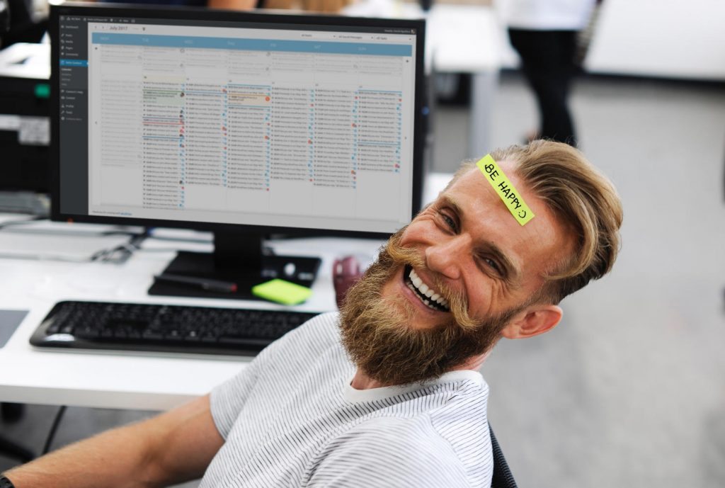 Un om extrem de fericit să descopere Nelio Content