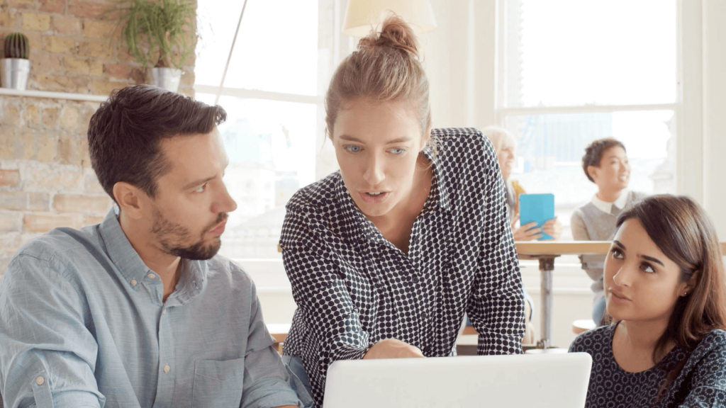 Oamenii de la serviciu vorbesc între ei