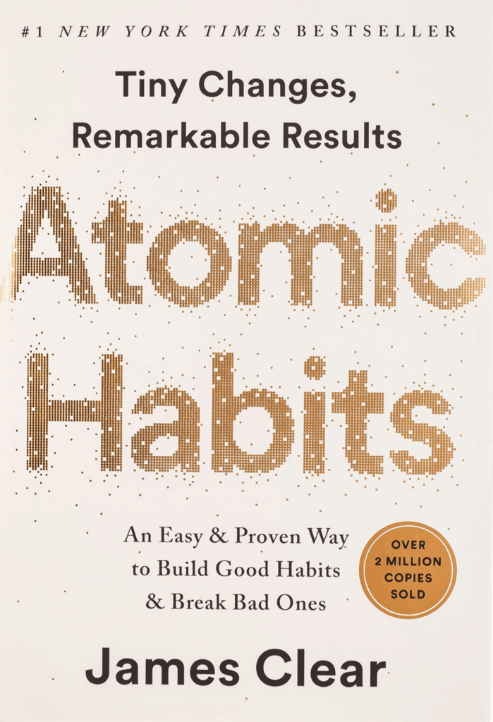 Cover des Buches Atomic Habits von James Clear mit dem Titel in großem Goldtext.