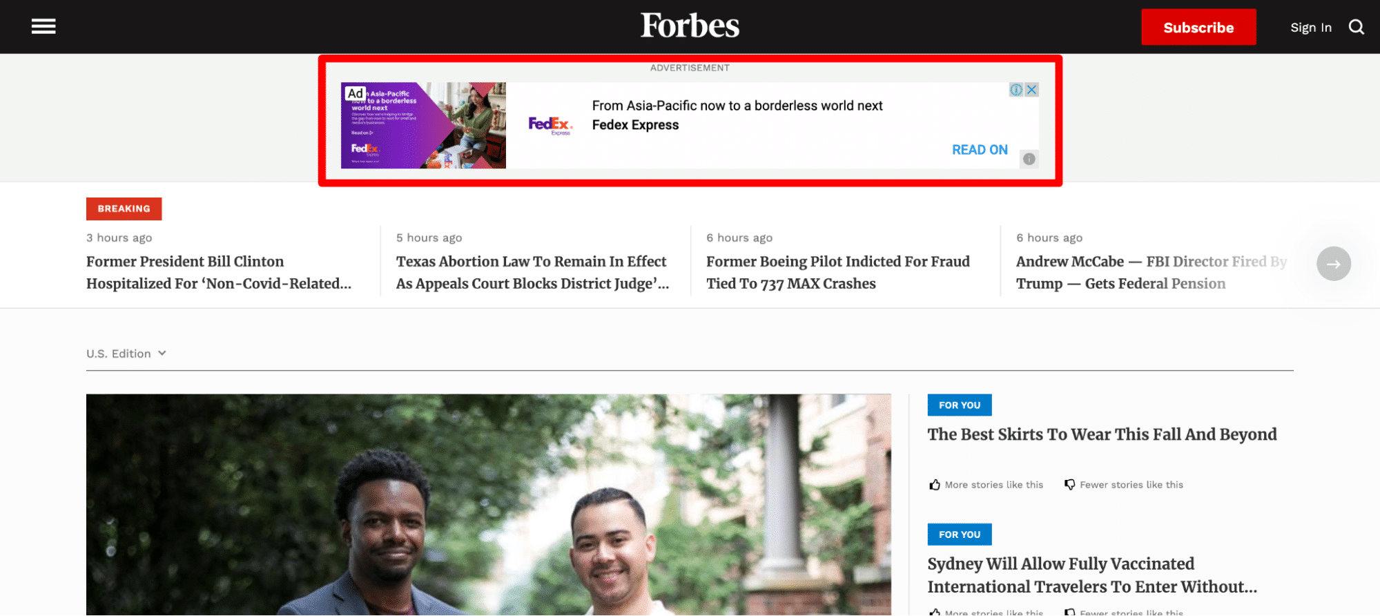 Kırmızı kutulu bir başlık reklamı içeren Forbes ana sayfası