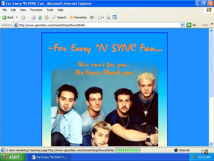 Eski bir GeoCities web sitesinin, mavi bir arka plan üzerinde NSYNC grubunun bir resmini gösteren bir ekran görüntüsü, üzerine sarı bir metinle '~Her N SYNC hayranı için... Bu sizin için... Hayranlar... Teşekkürler..