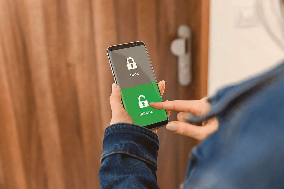 Cep telefonunun kilidini açarken bir kişinin omzunun üzerinden bir görünüm.