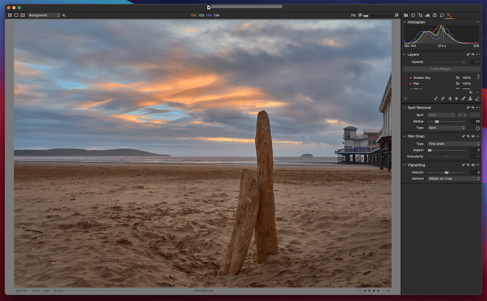 Пример редактирования RAW-файла в Capture One, откройте изображение двух стоящих коряг на пляже на закате.