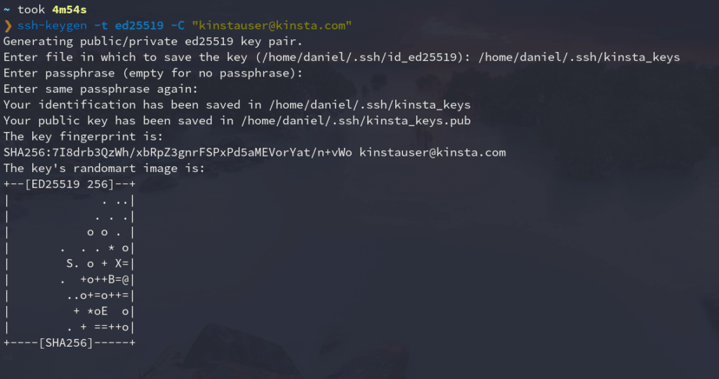Команда ssh-keygen с различными сообщениями, включая файл, в котором будут сохранены ключи «/home/daniel/.ssh/kinsta_keys», ввод парольной фразы и полученный отпечаток ключа.