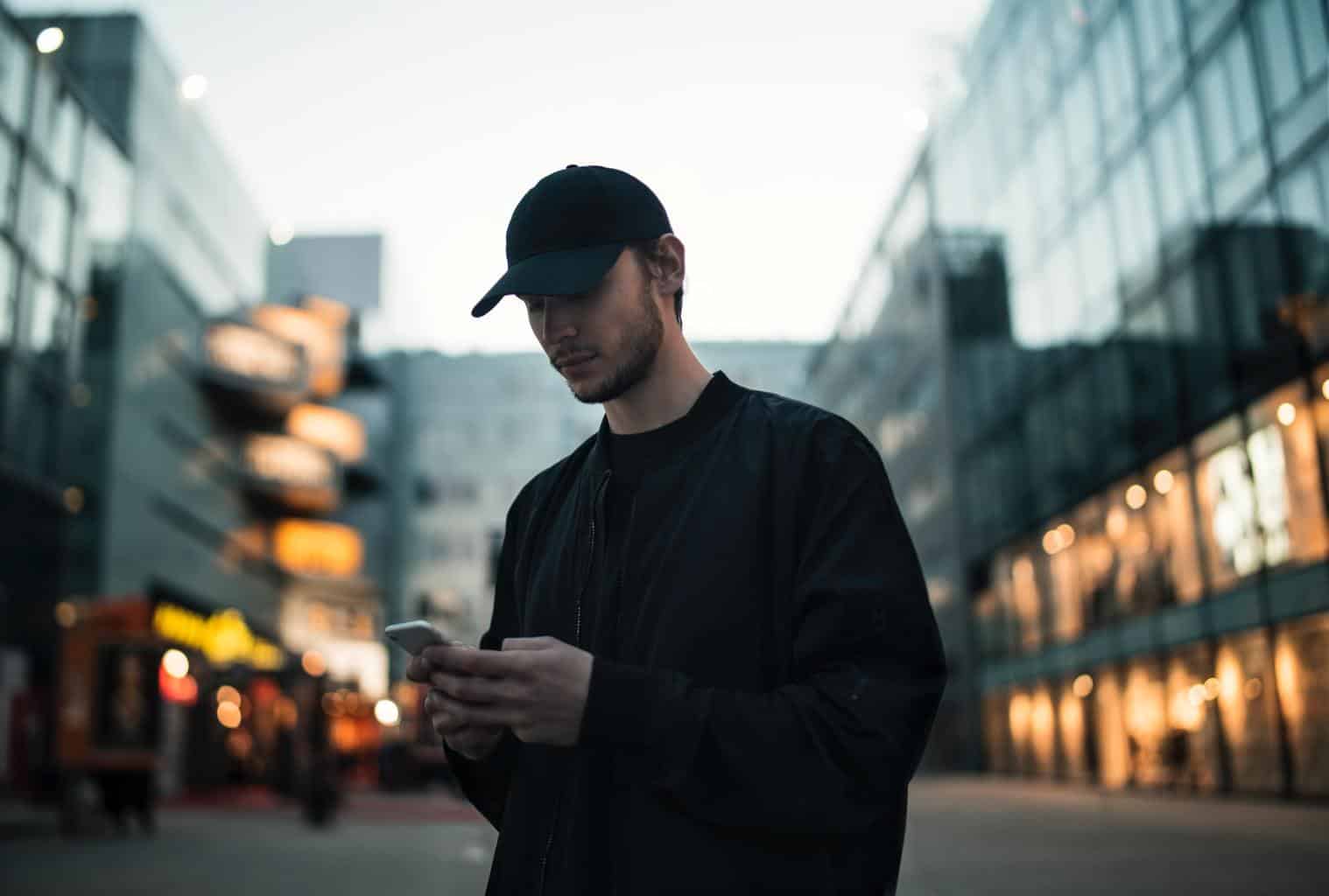 Homem usando telefone celular