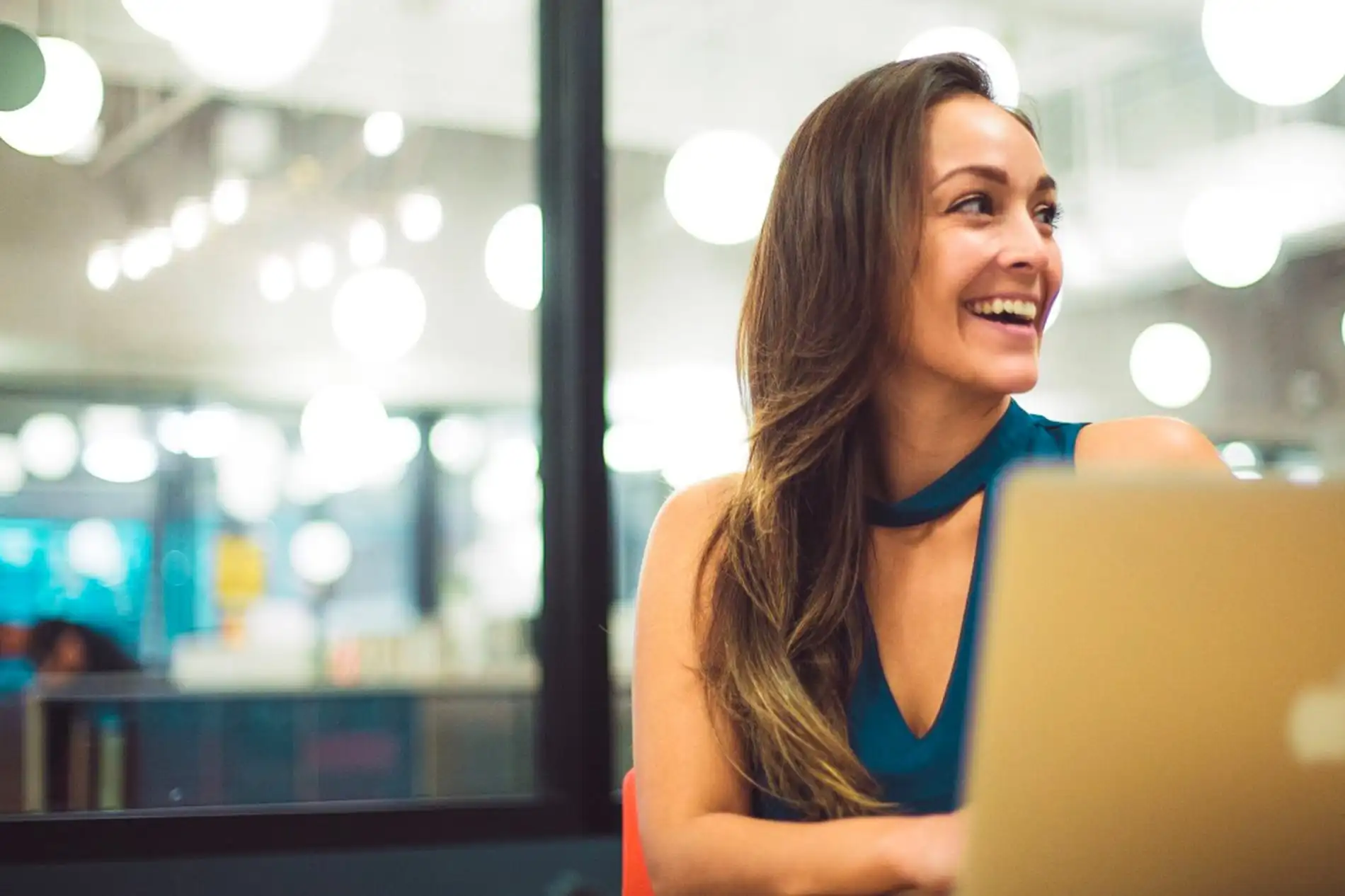 Une femme sur son ordinateur portable aidant les clients