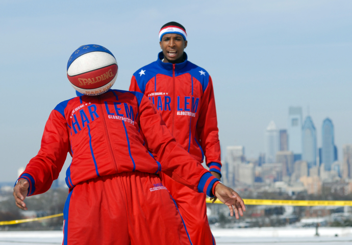 O Scooter Christensen do Harlem Globetrotters (esquerda) controla a bola de basquete com seu corpo enquanto Bam Bam Bamiro observa durante um jogo em 5 de março de 2009 no telhado do Wachovia Spectrum. Os Harlem Globetrotters jogaram contra os Washington Generals em um jogo de telhado 'Remember the Spectrum'. O Spectrum está programado para ser demolido e substituído por um complexo comercial. (Foto de William Thomas Cain/cainimages.com)