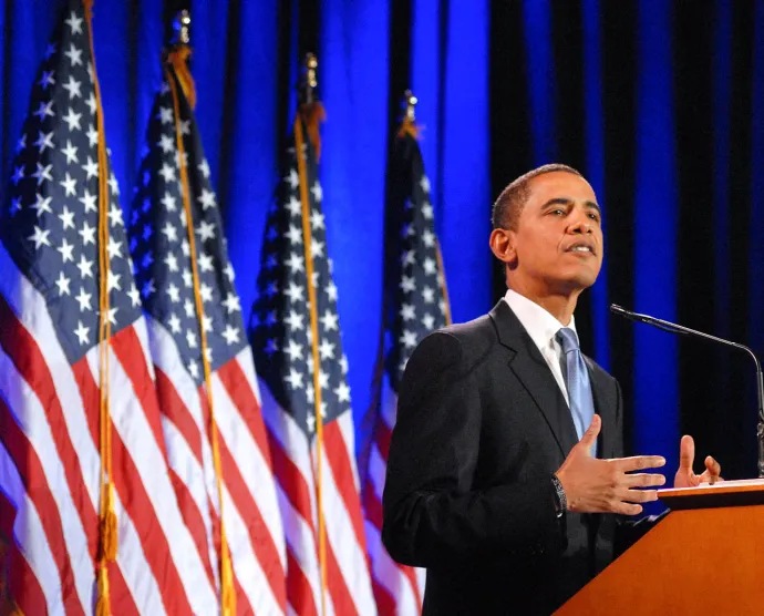 FILADÉLFIA - 18 DE MARÇO: O candidato presidencial democrata Sen. Barack Obama (D-Il) faz comentários durante um importante discurso sobre raça, política e como reunimos nosso país neste momento importante de nossa história 18 de março de 2008 na Constituição Nacional Center em Filadélfia, Pensilvânia. (Foto de William Thomas Cain/Getty Images)
