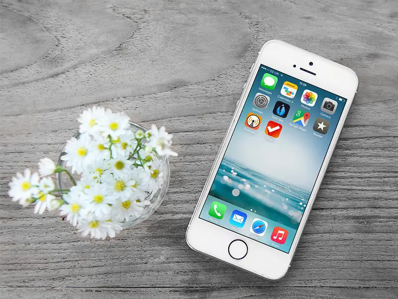 Kostenloser Iphone Mockup Holzhintergrund