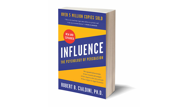 Robert Cialdini hat in seinem Buch „Influence“ den Begriff „Social Proof“ geprägt.