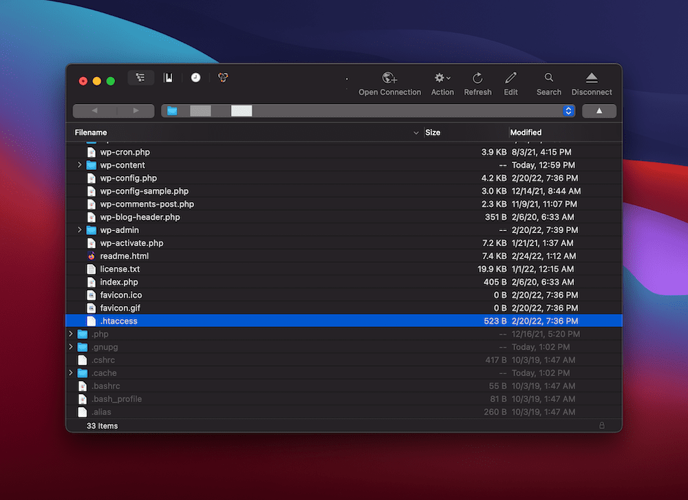 .htaccessファイルを含むWordPressディレクトリを表示するSFTPクライアント。