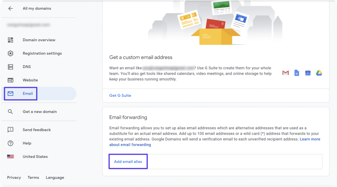 Menu pengguna domain Google dengan bilah sisi kiri dengan latar belakang abu-abu terang dan teks abu-abu gelap, dan badan utama dengan latar belakang putih dan teks abu-abu. Tab email dalam teks biru menunjukkan Google menawarkan penerusan email hingga 100 alamat dan memungkinkan Anda menambahkan alias email.