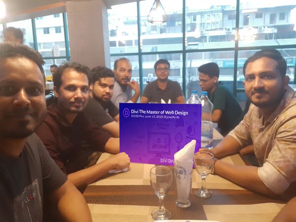 uczestnicy spotkania Divi Dhaka 22 czerwca siedzący przy stoliku w restauracji
